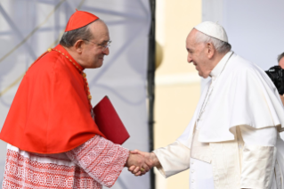 8-Visita pastoral à L'Aquila: Saudação aos Familiares das Vítimas, às Autoridades e aos cidadãos presentes na Praça