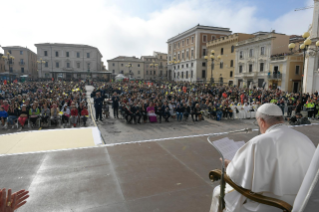 10-Pastoralbesuch in L’Aquila: Grußwort an die Familien der Erdbebenopfer, Behördenvertreter und die auf dem Platz anwesenden Bürger