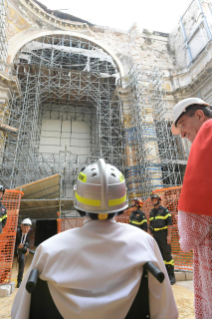 14-Visita Pastorale a L’Aquila: Saluto ai Familiari delle Vittime, alle Autorità e ai cittadini presenti in Piazza