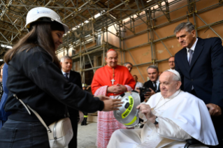 15-Pastoralbesuch in L’Aquila: Grußwort an die Familien der Erdbebenopfer, Behördenvertreter und die auf dem Platz anwesenden Bürger