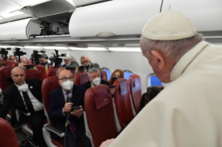8-Viagem Apostólica a Malta: Coletiva de Imprensa do Santo Padre no voo de retorno à Roma