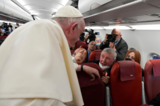 4-Viaje apostólico a Malta: Conferencia de prensa del Santo Padre durante el vuelo de regreso