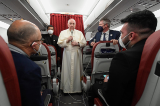 2-Viaje apostólico a Malta: Conferencia de prensa del Santo Padre durante el vuelo de regreso