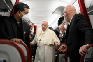 1-Viaggio Apostolico a Malta: Conferenza Stampa del Santo Padre durante il volo di ritorno