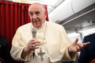 12-Apostolische Reise nach Malta: Pressekonferenz mit dem Heiligen Vater auf dem Rückflug nach Rom