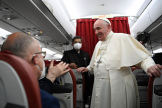 11-Viagem Apostólica a Malta: Coletiva de Imprensa do Santo Padre no voo de retorno à Roma