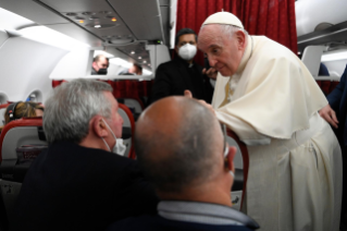13-Viagem Apostólica a Malta: Coletiva de Imprensa do Santo Padre no voo de retorno à Roma