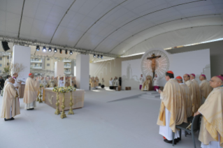 12-Visita pastoral a Matera para la clausura del 27 Congreso Eucarístico Nacional: Concelebración eucarística