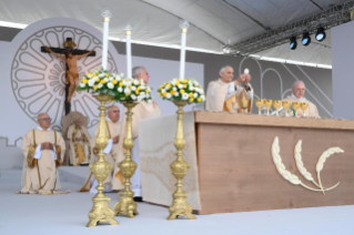 20-Visita pastoral a Matera para la clausura del 27 Congreso Eucarístico Nacional: Concelebración eucarística