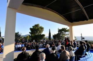 0-Viaggio Apostolico a Marsiglia: Momento di raccoglimento con i Leader Religiosi nei pressi del Memoriale dedicato ai marinai e ai migranti dispersi in mare 