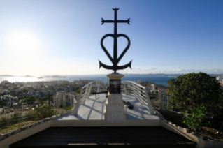 4-Voyage apostolique à Marseille : Moment de recueillement avec les chefs religieux près du Mémorial dédié aux marins et migrants perdus en mer 