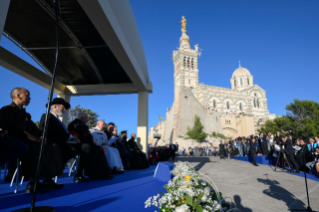 3-Viaggio Apostolico a Marsiglia: Momento di raccoglimento con i Leader Religiosi nei pressi del Memoriale dedicato ai marinai e ai migranti dispersi in mare 