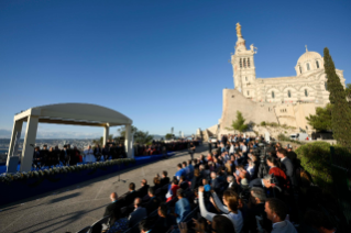 6-Viaje apostólico a Marsella: Momento de recogimiento con los líderes religiosos cerca del memorial dedicado a los marineros y migrantes perdidos en el mar