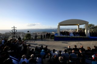 9-Viagem Apostólica a Marselha: Momento de recolhimento com os Líderes Religiosos junto ao Memorial dedicado aos marinheiros e aos migrantes desaparecidos no mar