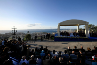 9-Viaje apostólico a Marsella: Momento de recogimiento con los líderes religiosos cerca del memorial dedicado a los marineros y migrantes perdidos en el mar
