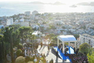 8-Viaje apostólico a Marsella: Momento de recogimiento con los líderes religiosos cerca del memorial dedicado a los marineros y migrantes perdidos en el mar