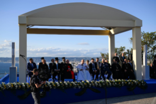 12-Viaggio Apostolico a Marsiglia: Momento di raccoglimento con i Leader Religiosi nei pressi del Memoriale dedicato ai marinai e ai migranti dispersi in mare 