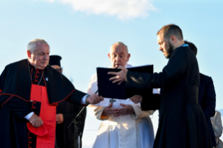 10-Viaggio Apostolico a Marsiglia: Momento di raccoglimento con i Leader Religiosi nei pressi del Memoriale dedicato ai marinai e ai migranti dispersi in mare 