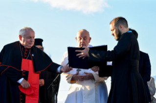 10-Viaje apostólico a Marsella: Momento de recogimiento con los líderes religiosos cerca del memorial dedicado a los marineros y migrantes perdidos en el mar