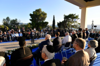 11-Viaggio Apostolico a Marsiglia: Momento di raccoglimento con i Leader Religiosi nei pressi del Memoriale dedicato ai marinai e ai migranti dispersi in mare 