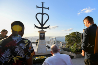 14-Viaggio Apostolico a Marsiglia: Momento di raccoglimento con i Leader Religiosi nei pressi del Memoriale dedicato ai marinai e ai migranti dispersi in mare 