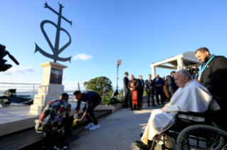 13-Viaje apostólico a Marsella: Momento de recogimiento con los líderes religiosos cerca del memorial dedicado a los marineros y migrantes perdidos en el mar