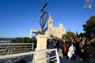 15-Viagem Apostólica a Marselha: Momento de recolhimento com os Líderes Religiosos junto ao Memorial dedicado aos marinheiros e aos migrantes desaparecidos no mar