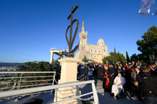 15-Viaje apostólico a Marsella: Momento de recogimiento con los líderes religiosos cerca del memorial dedicado a los marineros y migrantes perdidos en el mar