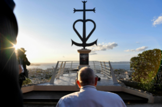 18-Voyage apostolique à Marseille : Moment de recueillement avec les chefs religieux près du Mémorial dédié aux marins et migrants perdus en mer 