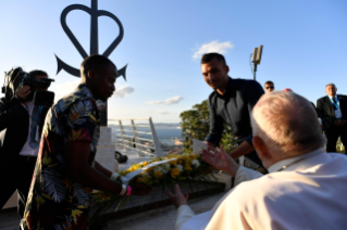 19-Viaggio Apostolico a Marsiglia: Momento di raccoglimento con i Leader Religiosi nei pressi del Memoriale dedicato ai marinai e ai migranti dispersi in mare 
