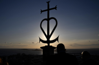 17-Viaje apostólico a Marsella: Momento de recogimiento con los líderes religiosos cerca del memorial dedicado a los marineros y migrantes perdidos en el mar