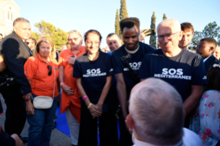 20-Voyage apostolique à Marseille : Moment de recueillement avec les chefs religieux près du Mémorial dédié aux marins et migrants perdus en mer 