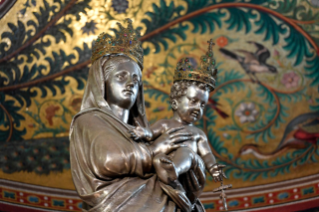 11-Viaje apostólico a Marsella: Oración mariana con el clero diocesano