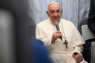 0-Viaje apostólico a Marsella: Conferencia de prensa del Santo Padre durante el vuelo de regreso a Roma