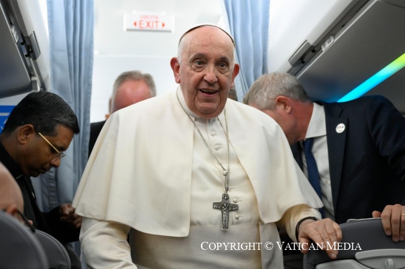 Vol du retour : Le Pape François plaide pour l'accueil des migrants  Cq5dam.web.800.800