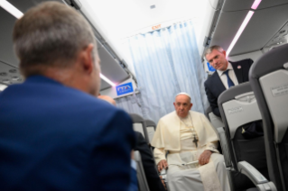 8-Apostolic Journey to Marseille: Press Conference on the return flight to Rome  