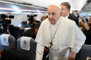 0-Viaje apostólico a Marsella: Encuentro del Santo Padre con los periodistas durante el vuelo a Marsella