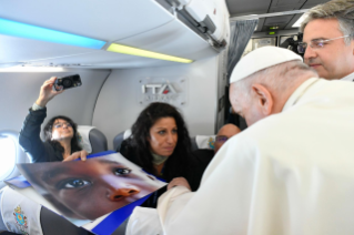 1-Voyage apostolique à Marseille : Rencontre du Saint-Père avec les journalistes au cours du vol pour Marseille