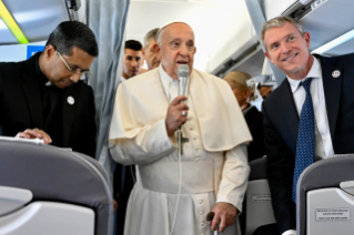 2-Voyage apostolique à Marseille : Rencontre du Saint-Père avec les journalistes au cours du vol pour Marseille