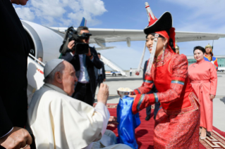 1-Viaje apostólico a Mongolia: Llegada al Aeropuerto Internacional Chinggis Khaan - Recibimiento oficial