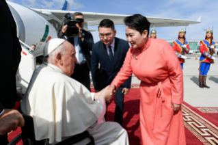 3-Viaje apostólico a Mongolia: Llegada al Aeropuerto Internacional Chinggis Khaan - Recibimiento oficial