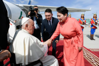 3-Apostolische Reise in die Mongolei: Landung auf dem  internationalen Flughafen "Chinggis Khaan" - Offizielle Begrüßung