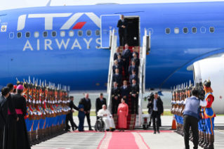 0-Viaje apostólico a Mongolia: Llegada al Aeropuerto Internacional Chinggis Khaan - Recibimiento oficial