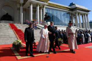 3-Voyage apostolique en Mongolie: Cérémonie de bienvenue -Visite de courtoisie au Président de Mongolie au Palais d'État