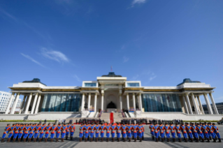 2-Viaje apostólico a Mongolia: Ceremonia de bienvenida - Visita de cortesía al presidente de Mongolia en el Palacio de Gobierno