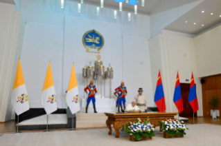 1-Viaje apostólico a Mongolia: Ceremonia de bienvenida - Visita de cortesía al presidente de Mongolia en el Palacio de Gobierno