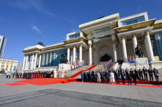 5-Viaje apostólico a Mongolia: Ceremonia de bienvenida - Visita de cortesía al presidente de Mongolia en el Palacio de Gobierno