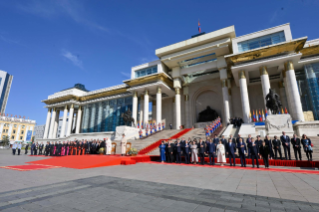 5-Voyage apostolique en Mongolie: Cérémonie de bienvenue -Visite de courtoisie au Président de Mongolie au Palais d'État