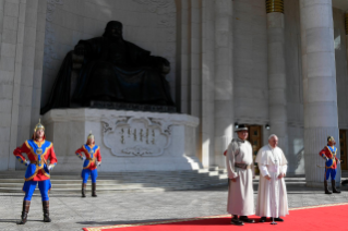 4-Viaje apostólico a Mongolia: Ceremonia de bienvenida - Visita de cortesía al presidente de Mongolia en el Palacio de Gobierno