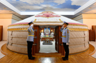 8-Viaje apostólico a Mongolia: Ceremonia de bienvenida - Visita de cortesía al presidente de Mongolia en el Palacio de Gobierno